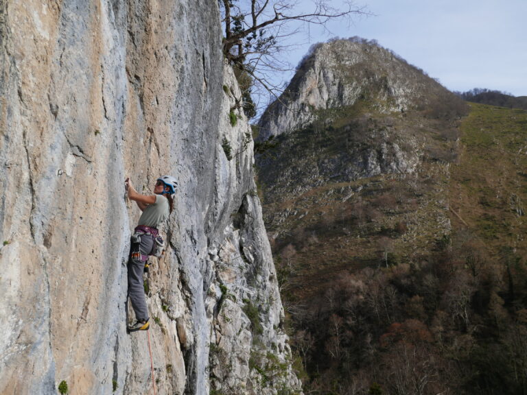Passer de la salle à la falaise : découvrez l’escalade en milieu naturel